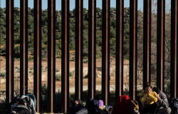 Gobernador de Oklahoma firma ley antimigrante; México condena la medida