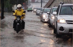 Impacta llovizna vialidad en Monterrey