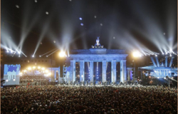 Conmemoran 25 años de la caída del muro de Berlín con fiesta