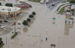 Fuerte lluvia ocasiona inundaciones en Texas