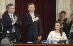Jura Mauricio Macri como nuevo presidente de Argentina