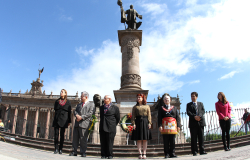 Colocan ofrenda floral en memoria del Benemérito de las Américas frente al Palacio de Gobierno.