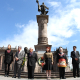 Colocan ofrenda floral en memoria del Benemérito de las Américas frente al Palacio de Gobierno.