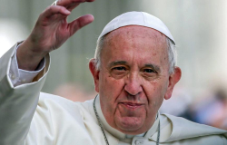 El Papa saluda y abraza calurosamente a 50 exprostitutas y transexuales en El Vaticano