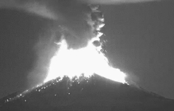 Captan explosiones del Popocatépetl
