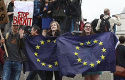 Miles marchan en Londres contra el Brexit