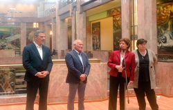 Luis Granda dona obras a los acervos artísticos del país