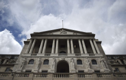 Banco de Inglaterra recorta tasas de interés a mínimo histórico