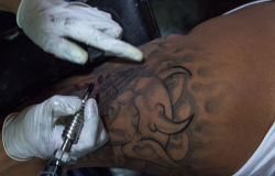 En México cada año más de 30 mil jóvenes se perforan o tatúan el cuerpo