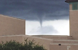 Se forma embudo de tornado en Laredo