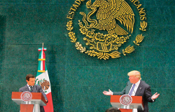 Clinton critica doble discurso de Trump sobre muro de la frontera con México