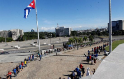 Largas filas para despedir a Fidel Castro