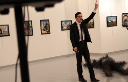 Muere embajador Ruso en Turquía al ser baleado en un evento público