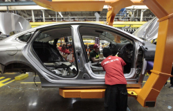 Fiat-Chrysler mantiene planes de producción en México