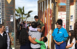 “Abrazos, no muros”. Migrantes se reencuentran en la frontera con EU