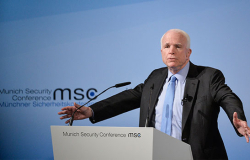 “Dictadores empiezan reprimiendo a la prensa”, advierte McCain a Trump