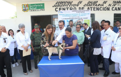 Aplica Maki Ortiz dosis de la Primera Semana Nacional de Vacunación Antirrábica Canina y Felina 2017