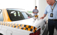 Inicia AET colocación de cinta cuadriculada en taxis