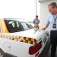 Inicia AET colocación de cinta cuadriculada en taxis
