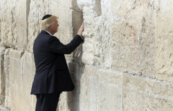 Trump, primer presidente de EU que visita el Muro de los Lamentos