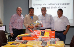 Oscar Almaraz Smer entregó equipo especializado a 387 trabajadores