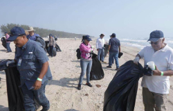 Participan dos mil personas en limpieza de playa de La Pesca