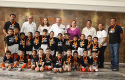 Felicita Rector a niños del Cendi-UAT campeones de futbol en Victoria