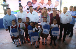 Participa Maki con el gobernador Cabeza de Vaca en programa ‘Con Mis Útiles a la Escuela’