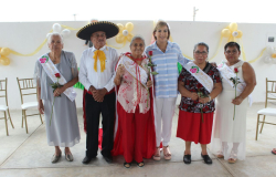 Festeja Tony Sáenz a los abuelitos