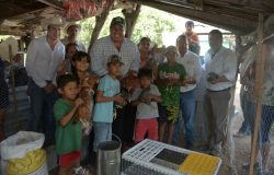 Lleva Oscar Almaraz apoyos a 3 mil 200 familias del campo