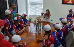 La alcaldesa Maki Ortiz recibió la visita de jugadores