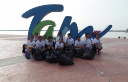 Jóvenes voluntarios  participan en limpieza de Playa Miramar.