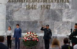 Trudeau llega a México; coloca ofrenda a Niños Héroes