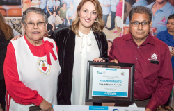 Mariana Gómez premia a los ganadores del merito al Voluntario 2017.