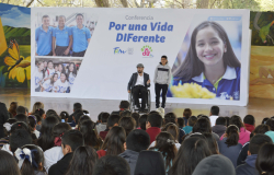 Alerta DIF Tamaulipas mediante conferencias riesgos de las adicciones en los jóvenes