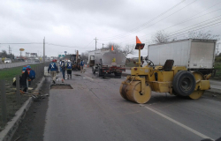 Reparan cuadrillas municipales carretera Reynosa-Río Bravo
