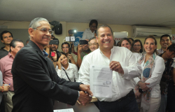 Se registra Óscar Almaraz; va por la reelección