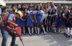 el Alcalde Oscar Almaraz Smer realizó una gira de trabajo por 5 escuelas de la Capital