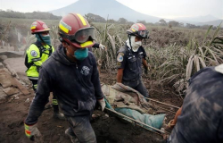Sube a 65 el número de muertos por erupción del Volcán de Fuego en Guatemala
