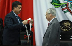 Entrega  Gobernador presea “Luis García de Arellano” al farmacólogo e investigador Enrique Hong Chong