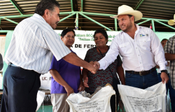 Gobierno de Tamaulipas continúa entregando fertilizante a citricultores del centro del estado.
