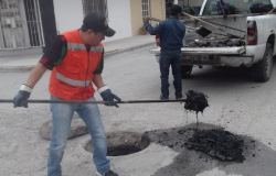 Limpia COMAPA drenaje sanitario en la colonia Rodríguez