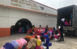 Gobierno del Estado y DIF Tamaulipas capacitan a esposas de pescadores para que aprendan hacer piñatas.