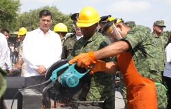 Presiden Gobernador y autoridades militares ceremonia de destrucción de armamento.