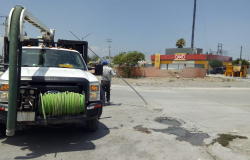 Desechos obstruyen servicio de alcantarillado… en Reynosa