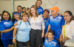 Convive Mariana Gómez con abuelitas y abuelitos del Primer Campamento Cultural Deportivo.