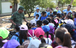 Niñas y niños participan en campamento de verano en CECUDI y visitan 77 Batallón.