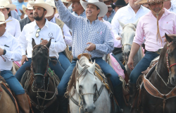 Participa Gobernador en cabalgata en el marco de la Feria Tamaulipas.