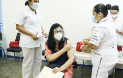 Vacunan a adultos mayores en Auditorio Municipal, Cuartel Militar y Parque Cultural Reynosa