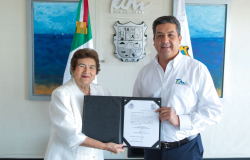 Gobernador entrega nombramiento a la Mtra. Magdalena Peraza Guerra.